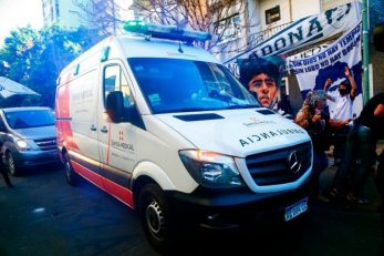 دیگو مارادونا ، اسطوره فوتبال آرژانتین اصلا اوضاع خوبی را سپری نمیکند. او به بیمارستان منتقل شده است تا تحت عمل جراحی قرار بگیرد.