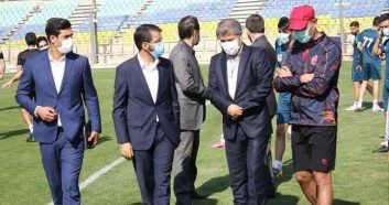 جعفر سمیعی و غلام محمد علیپور مدیرعامل و عضو هیئت مدیره پرسپولیس دیشب با حضور در اردوی سرخپوشان جلسه ای را با یحیی گل محمدی برگزار کردند .