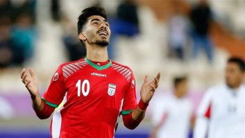 سرمربی پرسپولیس پس از در نظر گرفتن همه جوانب ، از جذب رضا شکاری منصرف شد تا سهمیه خرید هایش را برای لیگ پست های دفاع وسط و مهاجم استفاده کند .