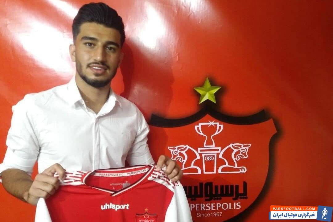 محمد شریفی ، بازیکن جوان و تازه وارد پرسپولیس ، یک عکس را از خودش در کنار یحیی گل محمدی و سید جلال حسینی در تمرینات پرسپولیس منتشر کرد تا روحیه بالای خود را نشان دهد.