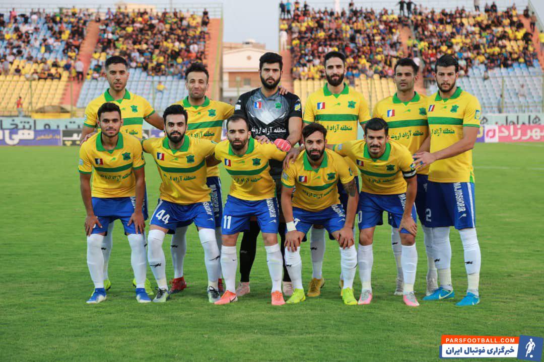 هواداران و مسئولان تیم صنعت نفت آبادان که پنجره نقل و انتقالاتی خود را بسته می دیدند ، متوجه شده اند که یک سرمربی مطرح لیگ برتری قصد داشته است که بازیکنان جدید این تیم را هوایی کند تا آن ها را به تیم خودش ببرد .