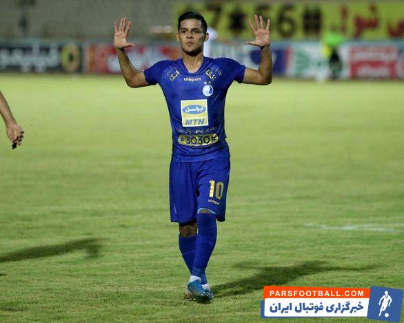 بازیکن استقلال مهدی قایدی و همسرش