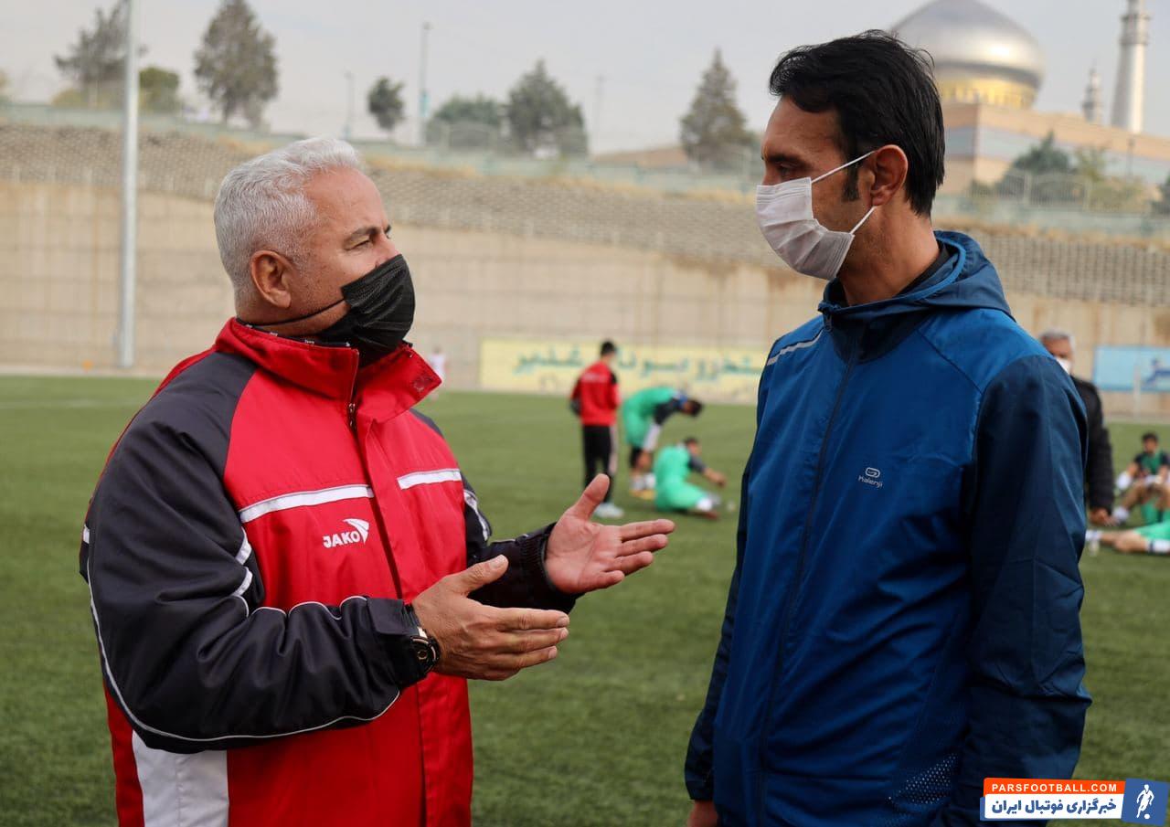 تمرین امروز تیم های ویستا توربین و هوادار با هم تداخل پیدا کرد و در حاشیه این تمرین فرشاد پیوس و رضا عنایتی مهاجمین سال های دور استقلال و پرسپولیس با هم دیدار کردند .