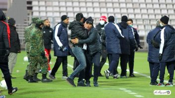 علیرضا منصوریان بلافاصله بعد از به هم ریختن اوضاع به سمت جواد نکونام رفت و با ابتکاری جالب او را از صحنه دعوا خارج کرد.