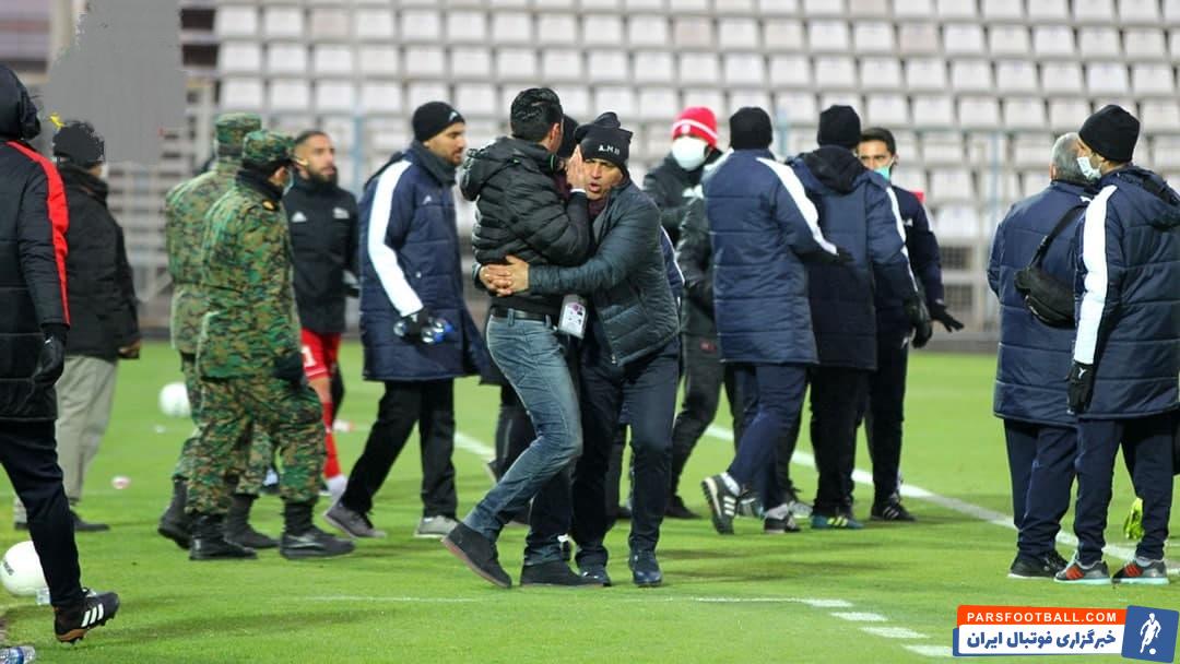 علیرضا منصوریان بلافاصله بعد از به هم ریختن اوضاع به سمت جواد نکونام رفت و با ابتکاری جالب او را از صحنه دعوا خارج کرد.