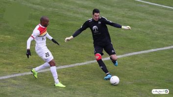 اخباری ریسک نیمکت نشینی را به جان خرید و در لیگ هجدهم به تراکتور پیوست. او در آن فصل ذخیره محسن فروزان بود. ‌‌‌‌‌‌‌‌‌‌‌‌‌‌‌‌‌‌‌‌‌‌‌‌‌‌