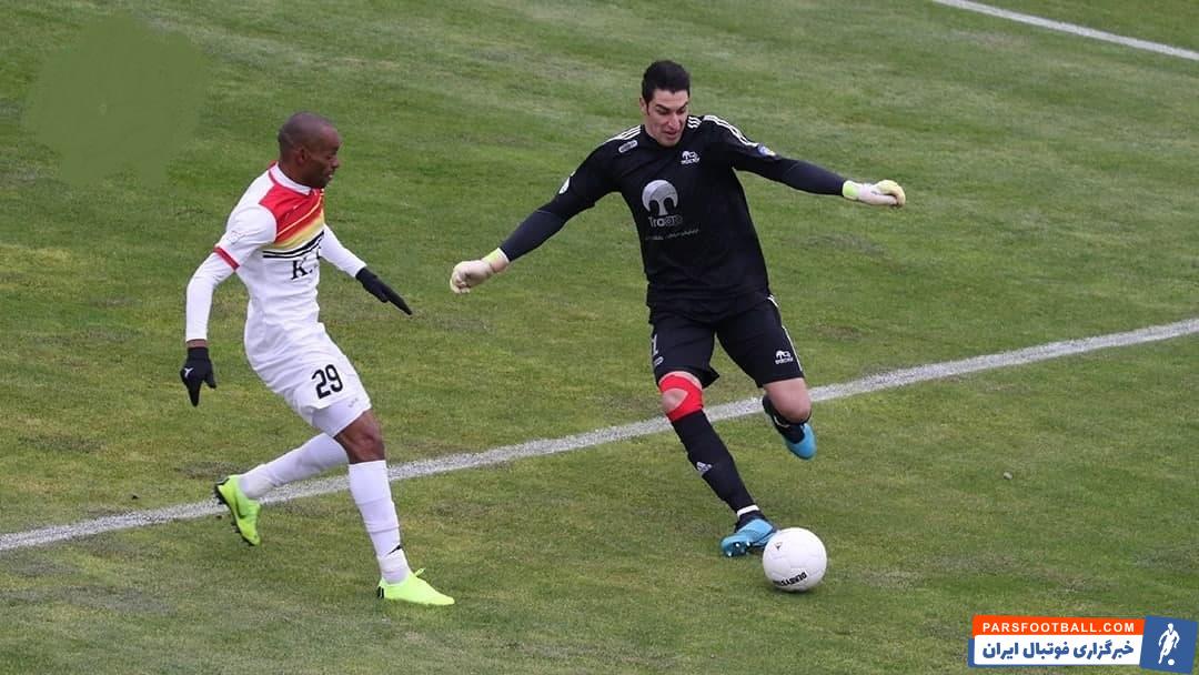 اخباری ریسک نیمکت نشینی را به جان خرید و در لیگ هجدهم به تراکتور پیوست. او در آن فصل ذخیره محسن فروزان بود. 