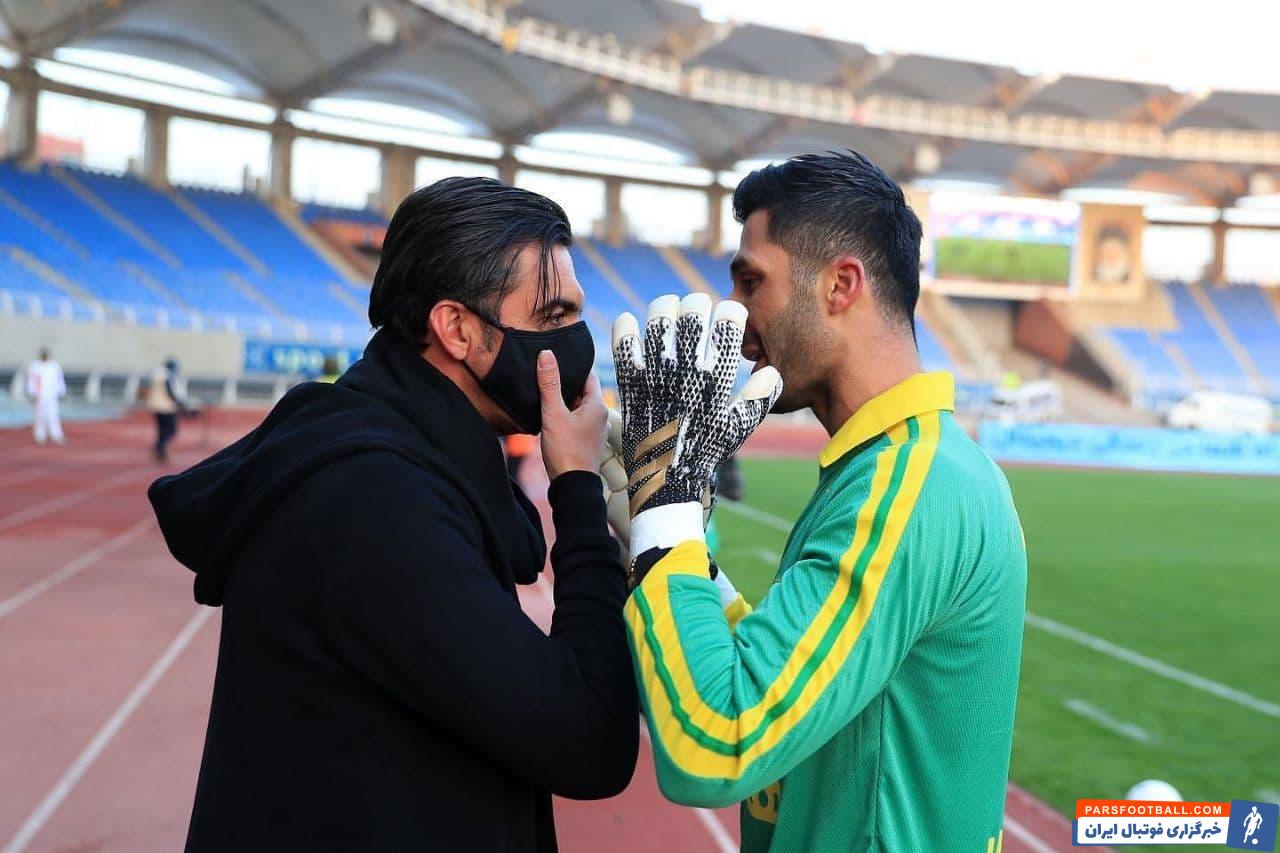 تقابل مهدی رحمتی با استقلال اینبار در کسوتی جدید باعث شد تا پیش از شروع بازی، بازار دیدهبوسیها و حال و احوالهای گوشه زمین داغ باشد.