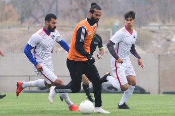 کند در حالی که همان داور نباید علایق و سلایق رنگی خود را در داوری دخیل کند. محمود شجاعی باوجود این که مسئولیت فنی برعهده مسعود شجاعی قرار داده شده اما او همچنان عزم راسخ خود برای حضور در زمین به عنوان بازیکن را نشان می‌دهد.