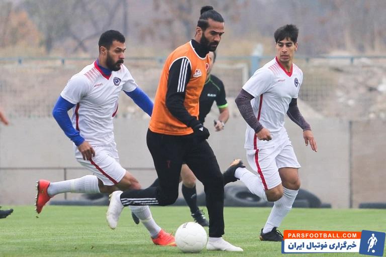 کند در حالی که همان داور نباید علایق و سلایق رنگی خود را در داوری دخیل کند. محمود شجاعی باوجود این که مسئولیت فنی برعهده مسعود شجاعی قرار داده شده اما او همچنان عزم راسخ خود برای حضور در زمین به عنوان بازیکن را نشان می‌دهد.