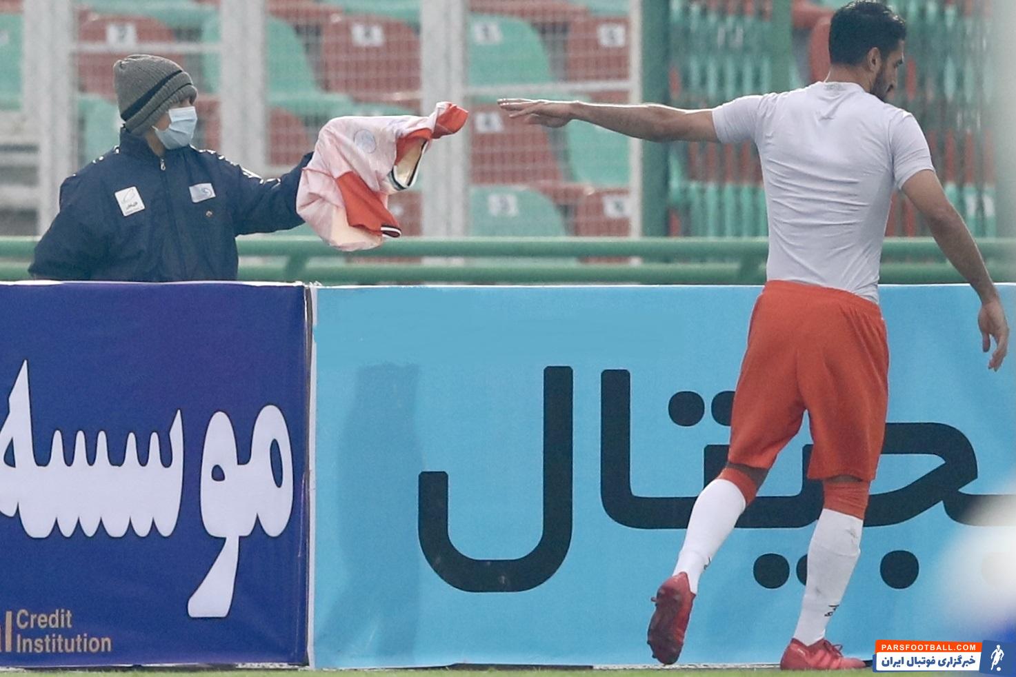 حسین ماهینی پس از خارج شدن از زمین مسابقه، با درخواست توپ جمعکن ورزشگاه شهدای شهر قدس مواجه شد که درخواست پیراهن ماهینی را داشت...