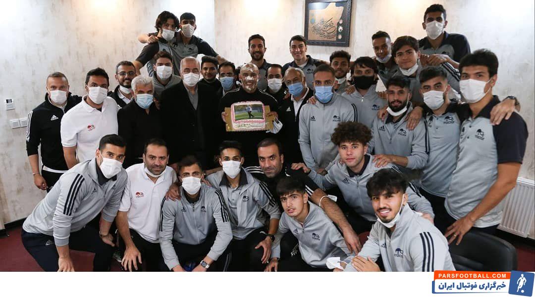 بازیکنان تراکتور ضمن برگزاری جشن تولدی برای علیرضا منصوریان سرمربی تیمشان، عکسی بهیادگار با چهره کیک مالی شده او گرفتند.