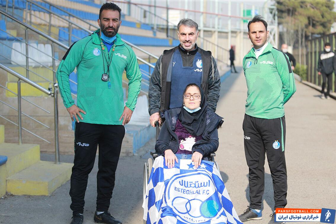 این بانوی استقلالی ضمن تماشای تمرین استقلال با محمود فکری، حنیف عمرانزاده و آرش برهانی عکس یادگاری گرفت و از علاقهاش نیز صحبت کرد.