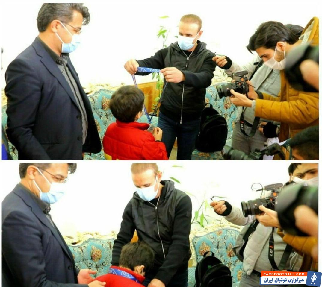 اهدای مدال فینال آسیا به فرزند هوادار فقید پرسپولیس توسط گل محمدی