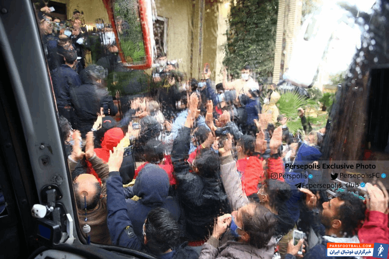 تجمع هواداران پرسپولیس مقابل هتل در قائم شهر