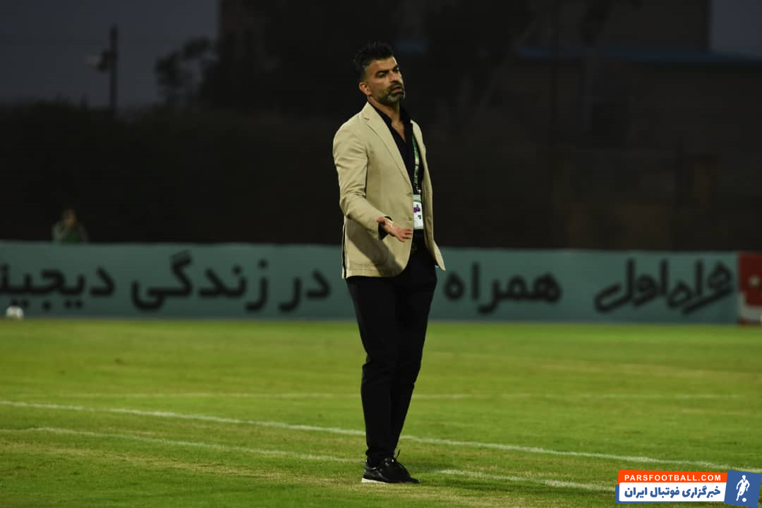 رحمان رضایی که هفته گذشته در بازی ذوب آهن و نفت در آبادان حضور داشت حتی ابتدایی ترین دستورات پروتکل های بهداشتی را رعایت نکرد.