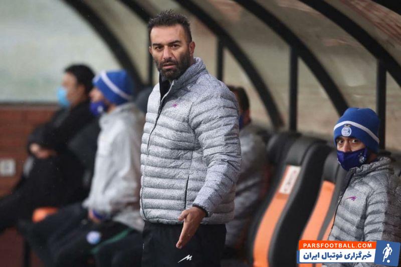 حنیف عمرانزاده مربی استقلال با یکی از عوامل برگزاری مسابقات در کنار زمین جروبحث کرد و کار به حضور ناظر بازی در معرکه کشید.