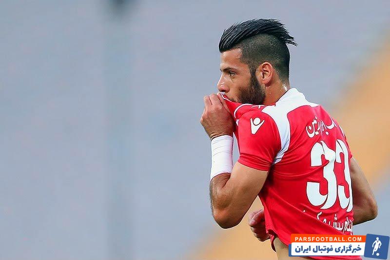 محمد عباس زاده پس از اولین گلش برای تراکتور ، لوگو این باشگاه را بوسید . کاربران فصای مجازی این حرکت عباس زاده را با حرکت چند وقت پیش شجاع خلیل زاده و بوسیدن لوگو الریان مقایسه کردند .