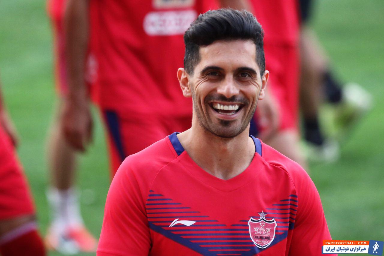 امید عالیشاه ، یکی از کاپیتان های پرسپولیس که عملکرد خوبی در بازی با شهرخودرو داشت ، پیامی را در فضای مجازی منتشر کرد و نوشت : همه زخم های من از عشق است .