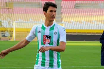 وفا هخامنش بازیکن تراکتور ، استوری را برای پرسپولیسی ها منتشر کرد و نوشت : به عنوان نماینده فوتبال ایران ، امیدوارم دست پر از فینال آسیا برگردین .