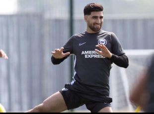 علیرضا جهانبخش ، بار ها از مهدی مهدوی کیا به عنوان الگوی فوتبالی خودش نام برده است . این دو در این اواخر در یک کلیپ برای آهنگ جدید رضا بهرام هم با هم شرکت کردند.