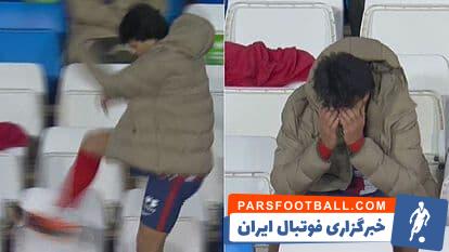 ژائو فلیکس نیز که از این تصمیم چندان خوشحال به نظر نمی رسید، خشم و ناراحتی خود را با لگد زدن به صندلی نشان داد.