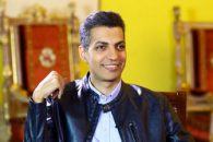 در زمان هایی که در ورزشگاه ها هنوز باکس گزارشگری ایجاد نشده بود ، گزارشگران از وسایلی مانند پتو برای گرم کردن خود استفاده می کردند . عکسی از همین حالت از عادل فردوسی پور را در این خبر می بینید.