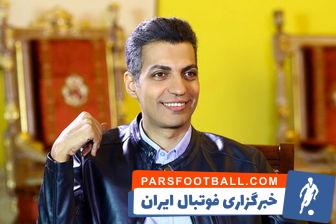 در زمان هایی که در ورزشگاه ها هنوز باکس گزارشگری ایجاد نشده بود ، گزارشگران از وسایلی مانند پتو برای گرم کردن خود استفاده می کردند . عکسی از همین حالت از عادل فردوسی پور را در این خبر می بینید.