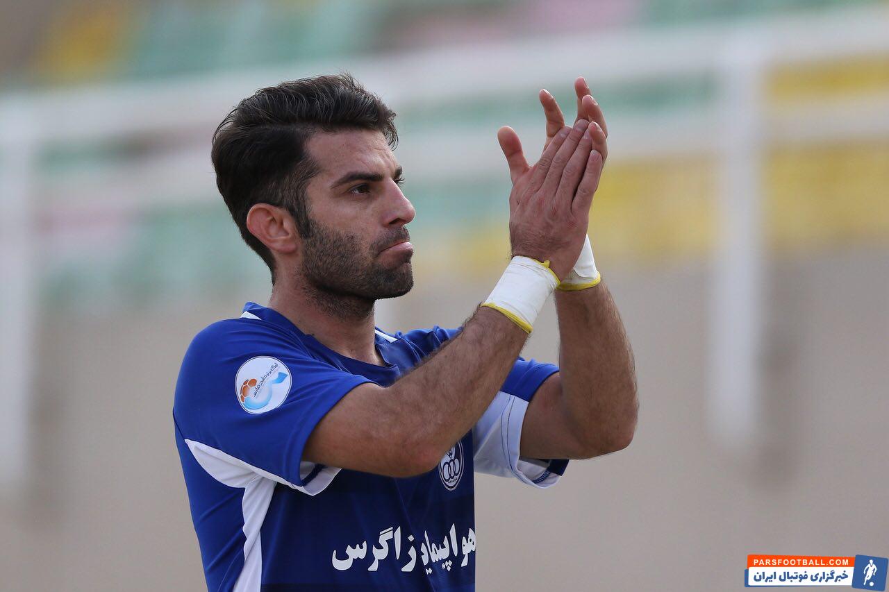 اسماعیل شریفات ، بازیکن پیشین استقلال و فعلی آلومینیوم اراک اعلام کرد که اگر باشگاه نفت مسجد سلیمان تا نیم فصل طلب او را ندهد به AFC شکایت خواهد کرد.