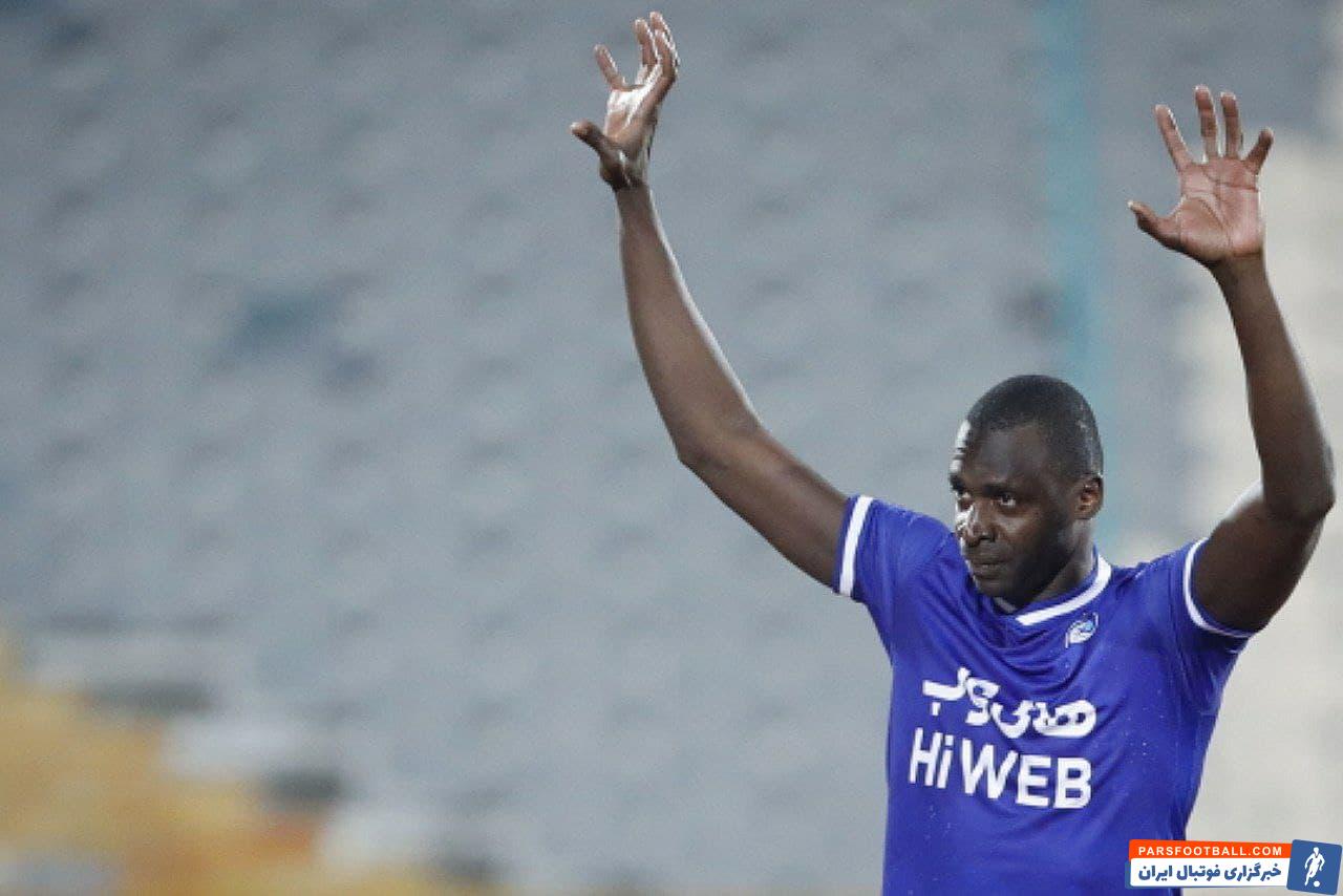 دیاباته پیش از حضور در زمین، از سوی معدود تماشاگرانی که در جایگاه ویژه قرار داشتند مورد تشویق قرار گرفت و سپس رو به سکوهای استادیوم آزادی کرد.