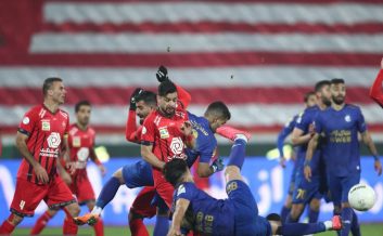 دیدار پرسپولیس و استقلال روز دوشنبه در ورزشگاه آزادی با نتیجه دو بر دو به پایان رسید .در این خبر ، ویدیویی از پشت صحنه جذاب برنامه فوتبال برتر در زمان دربی را می توانید ببینید.