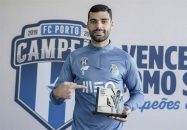 بازی تیم های پورتو و بنفیکا پرتغال با تساوی یک بر یک به پایان رسید . مهدی طارمی در این بازی تک گل تیمش را زد و روی یک تکل خطرناک دقیقه ۷۳ از بازی اخراج شد.