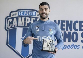 بازی تیم های پورتو و بنفیکا پرتغال با تساوی یک بر یک به پایان رسید . مهدی طارمی در این بازی تک گل تیمش را زد و روی یک تکل خطرناک دقیقه ۷۳ از بازی اخراج شد.