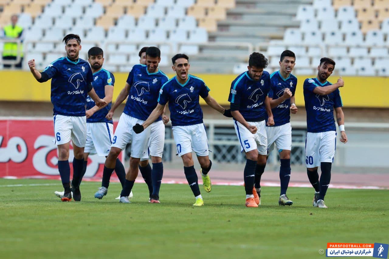 شادی گل بازیکنان پیکان نشان می داد که با این گل آنها به کسب امتیاز از اصفهان امیدوار هستند اما این شادی 10 دقیقه بیشتر دوام نداشت.