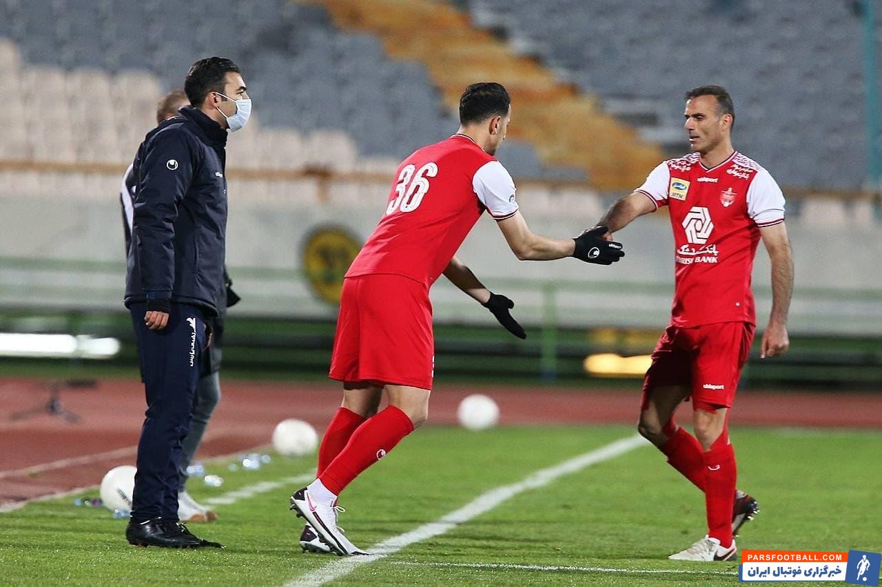 در لحظات پایانی تقابل پرسپولیس و فولاد، با درخواست سیدجلال حسینی، کاپیتان سرخپوشان جای خود را به آرمان رمضانی مهاجم بلندقامت این تیم داد.