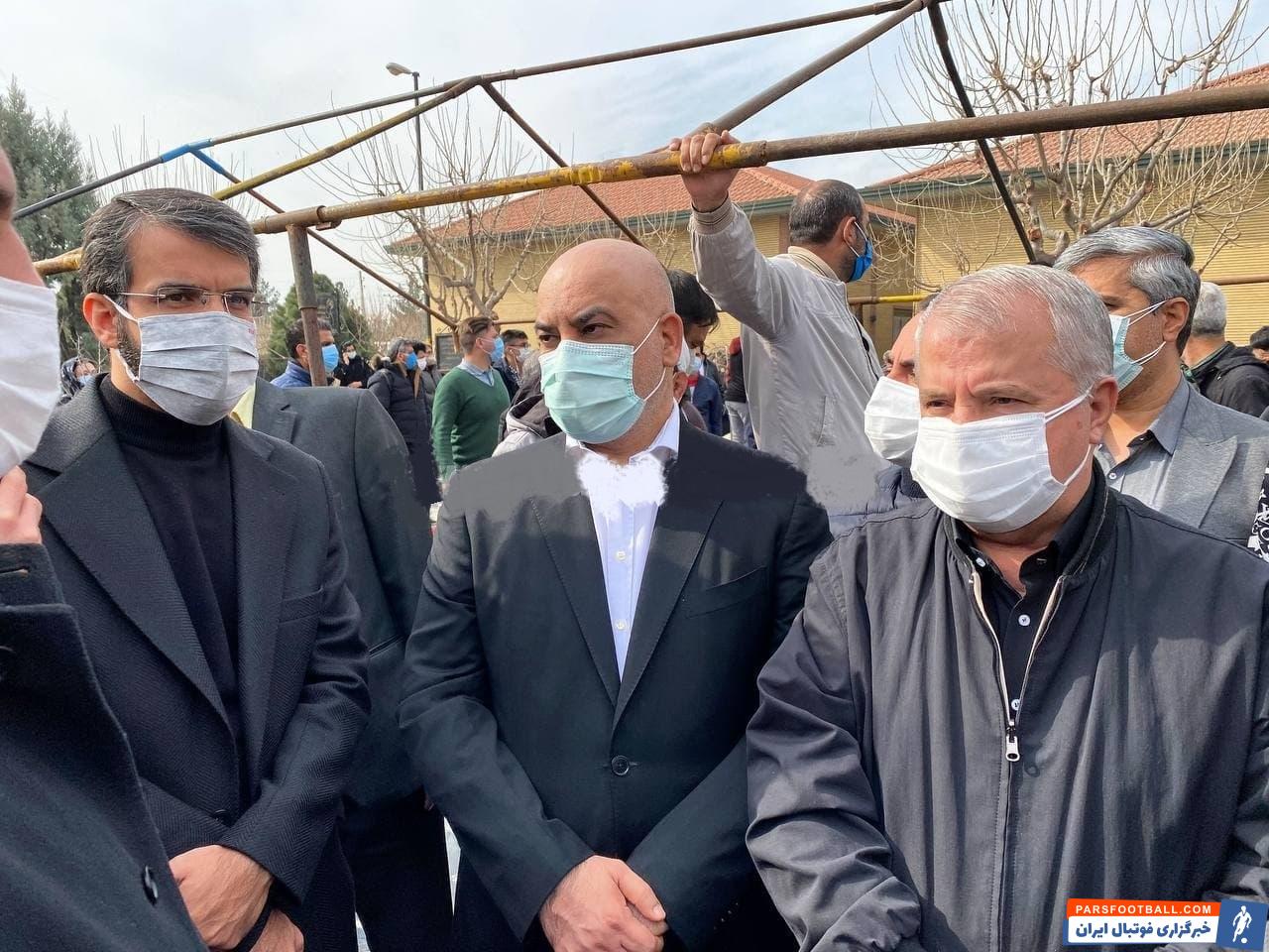 همچنین علی پروین سرمربی سابق پرسپولیس خود را به بهشت زهرا (س) رسانده تا در مراسم خاکسپاری پیکر مهرداد میناوند حضور داشته باشد.