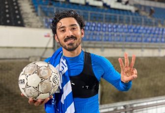 رضا قوچان نژاد رضا قوچان‌نژاد بعد از این درخشش و هت‌تریک برای زووله در این بازی به عنوان بهترین بازیکن دیدار از سوی سازمان لیگ برتر فوتبال هلند انتخاب شد.