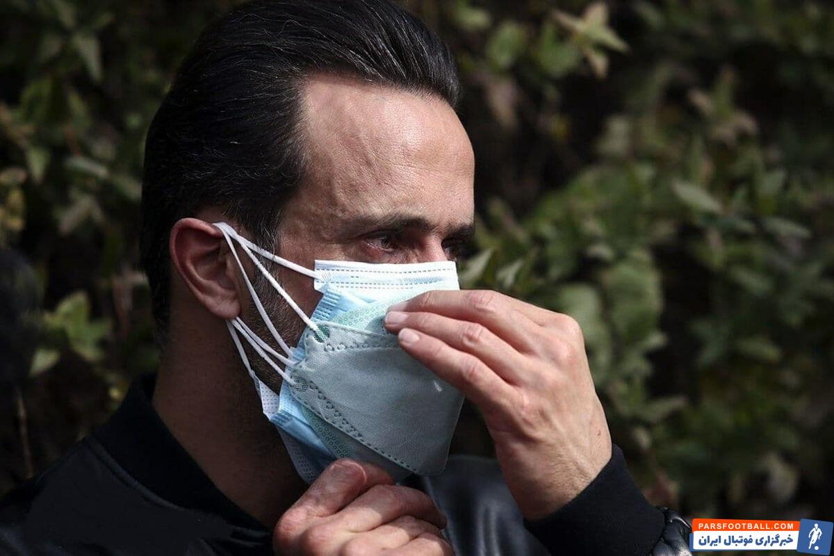 علی کریمی یکی از اولین نفراتی خود که خود را به قطعه هنرمندان رساند و در گوشه ای با چهره ای مغموم و متاثرکننده مراسم را دنبال کرد.