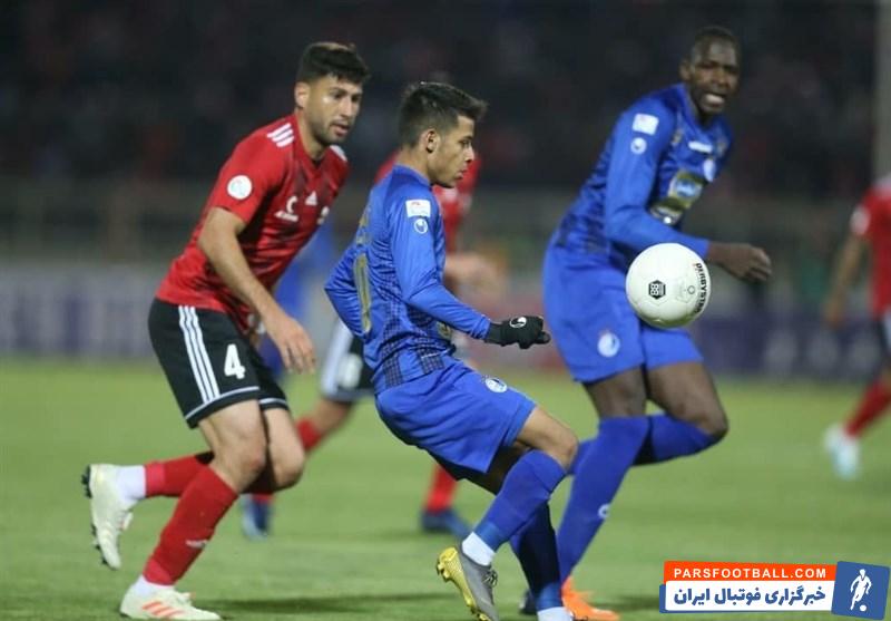 تیم های تراکتور و استقلال فصل گذشته درحالی که هر دو سرمربی خود را خارجی می دیدند رو در روی هم قرار گرفتند که این دیدار جذاب را استقلال با نتیجه ۴ بر ۲ برد.