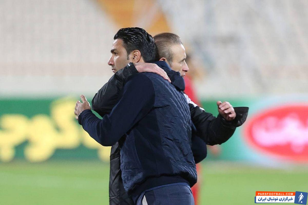 جواد نکونام نیز با لباسی تیره و تقریبا مشابه یحیی گلمحمدی در کنار زمین تیمش را هدایت میکرده و در عین حال سرمربی رقیب با شال قرمز رنگ کاملا متمایز نسبت