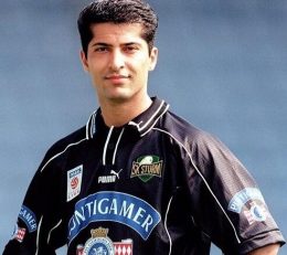 در آستانه جام جهانی ۲۰۰۶ آلمان ، مهرداد میناوند به همراه پژمان جمشیدی و نیما نکیسا ، یک موزیک را با جمعی از افراد مشهور در آن زمان برای ملی پوشان خواند.