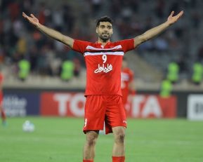 در یکی از بازی های پرسپولیس و فولاد خوزستان در تاریخ لیگ برتر، مهدی طارمی یک ضربه قیچی برگردان عالی را زد که توم به تیرک دروازه برخورد کرد.