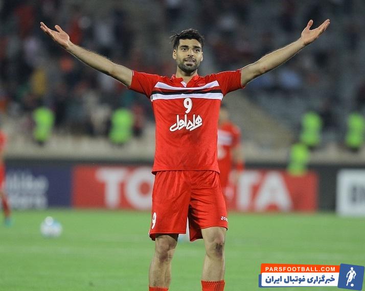 در یکی از بازی های پرسپولیس و فولاد خوزستان در تاریخ لیگ برتر، مهدی طارمی یک ضربه قیچی برگردان عالی را زد که توم به تیرک دروازه برخورد کرد.