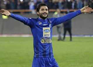 عارف غلامی ، بازیکن تیم استقلال که پس از دربی از ترکیب تیم خارج شده ، تلاش می کند که نظر محمود فکری را جلب کند و به ترکیب برگردد.