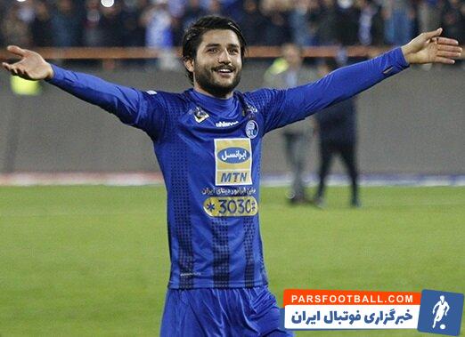 عارف غلامی ، بازیکن تیم استقلال که پس از دربی از ترکیب تیم خارج شده ، تلاش می کند که نظر محمود فکری را جلب کند و به ترکیب برگردد.