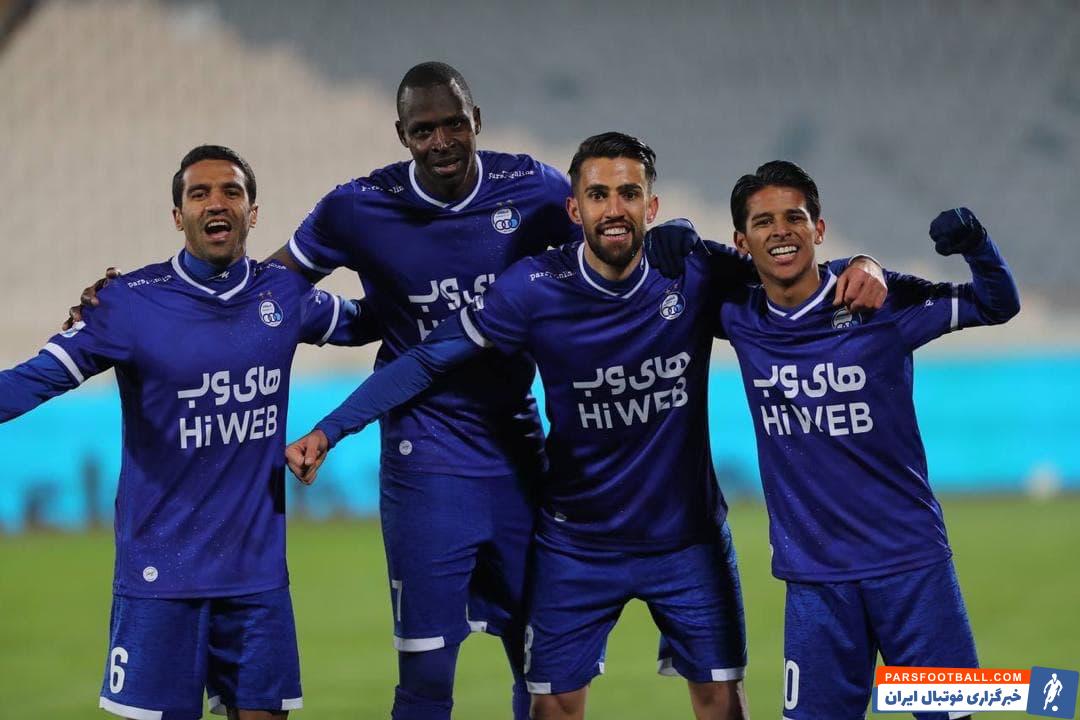 باشگاه استقلال در آستانه دربی از پیراهن خود رونمایی کرد و در اقدامی جالب علاوه بر روی لوگو ، بر روی آستین لباس همستاره قرار داد تا به نوعی برای رقیب کری بخواند.