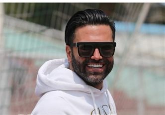 علیرضا نیکبخت واحدی پیشکسوت استقلال و علی خسروی ، کارشناس داوری کشور در برنامه ورزشگاه شبکه پنج به بحث درباره برخورد توپ با دست وحید امیری در دربی پرداختند.