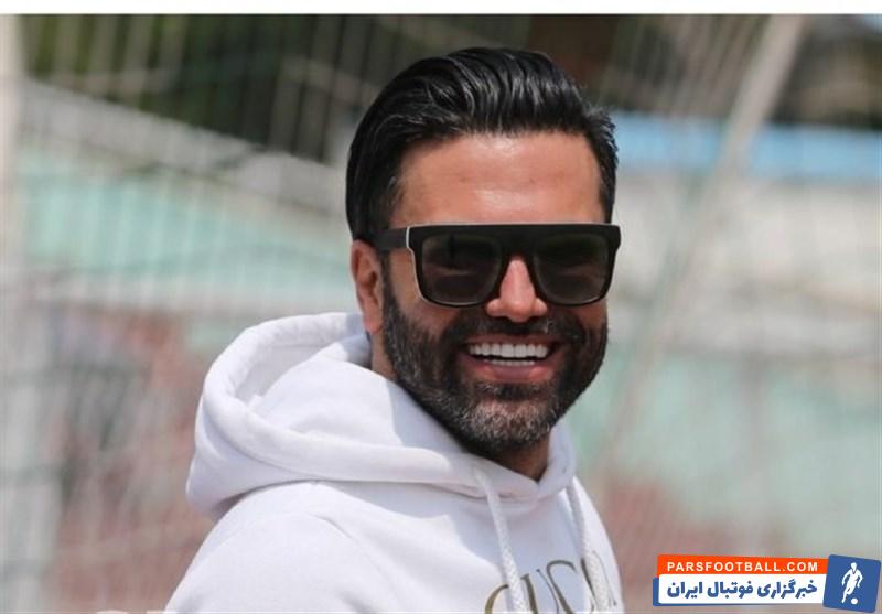 علیرضا نیکبخت واحدی پیشکسوت استقلال و علی خسروی ، کارشناس داوری کشور در برنامه ورزشگاه شبکه پنج به بحث درباره برخورد توپ با دست وحید امیری در دربی پرداختند.