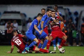 بازی تیم های استقلال و نساجی در هفته چهاردهم لیگ برتر حواشی جنجالی را در پی داشت و بازیکنان استقلال مصاحبه های تندی را علیه مدیریت استقلال داشتند.