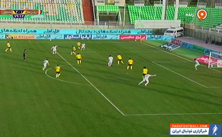 حسین شنانی بازیکن 27 ساله ذوب آهن، یکی از زیباترین گل های لیگ بیستم را وارد دروازه سپاهان کرد.